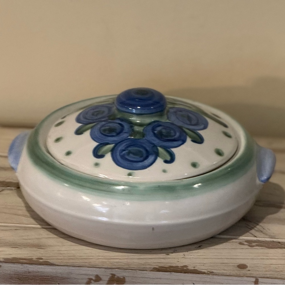 M A Hadley Pottery~ Covered Casserole W/ Lid ~ Blueberry Bouquet Design - Picture 3 of 9